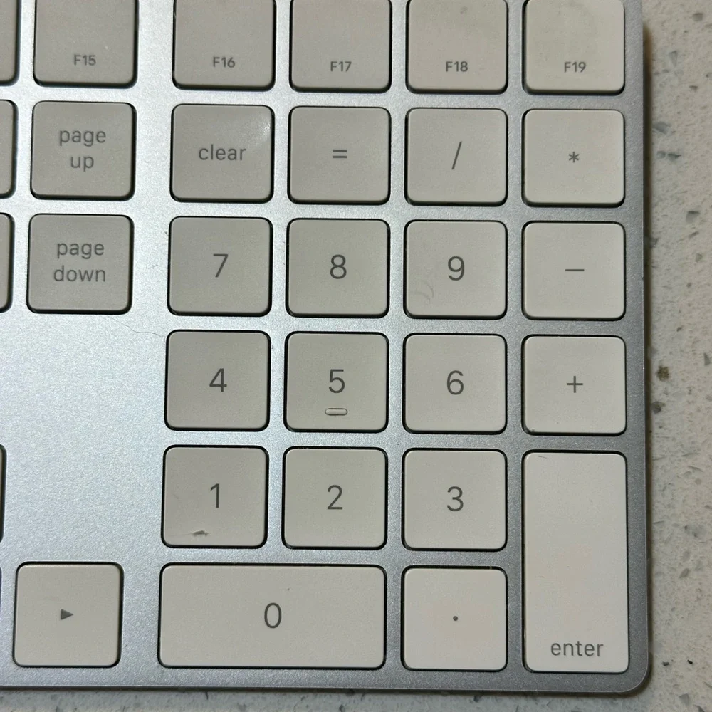 Apple Magic Keyboard with Numeric Keypad - US English / doesn’t hold charge